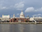 Kuppel der St. Pauls Kathedrale im Vordergrund die Themse, dahinter die City of London School, rechts die Millenium Bridge