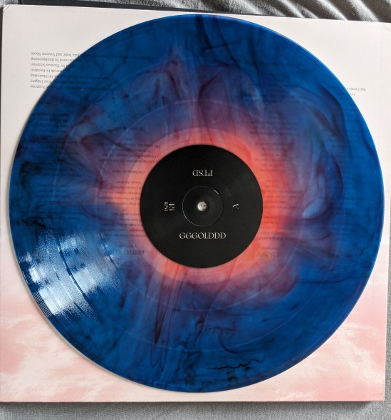 Vinyl-Platte von GGGOLDDD - PTSD Die Farbe ist "Fade red to blue" - rot innen, blau außen