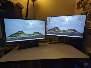 Beide neuen Monitore sind an und es ist auf beiden der Inselberg Hafursey von Island zu sehen.