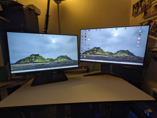 Beide neuen Monitore sind an und es ist auf beiden der Inselberg Hafursey von Island zu sehen.