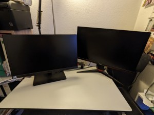 Meine beiden neuen Monitore auf dem Schreibtisch - beide schwarz