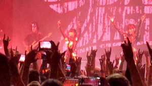 Babymetal auf der Bühne - viele Hände davor in der Höhe