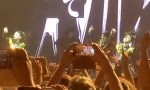 Babymetal auf der Bühne - viele Hände und Smartphones davor in der Höhe