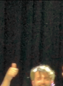 GIF von Carlos, der beide Daumen nach oben zeigt