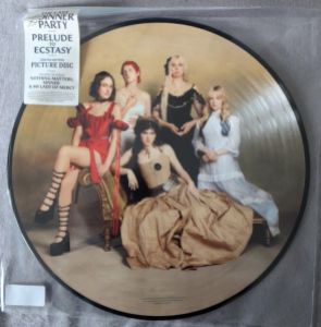 Bild-Vinyl-Platte der Band The Last Dinner Party Die Platte steckt in einer Klarsichthülle mit einem Aufklebee, auf dem steht: The Last Dinner Party Prelude to Ectasy Limited Edition Picture Disc Featuring the Singles Nothing Matters, Sinner & My Lady of Mercy Das Bild auf der Platte zeigt die Band.