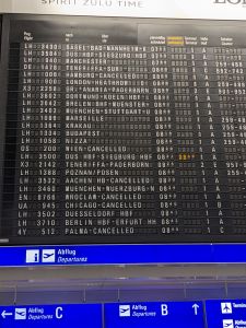 Anzeigetafel am Flughafen mit stattfindenen und gecancelten Flugverbindungen zwischen 07:51 und 08:45 Uhr
