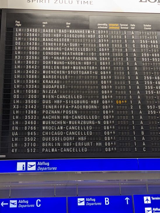 Anzeigetafel am Flughafen mit stattfindenen und gecancelten Flugverbindungen zwischen 07:51 und 08:45 Uhr