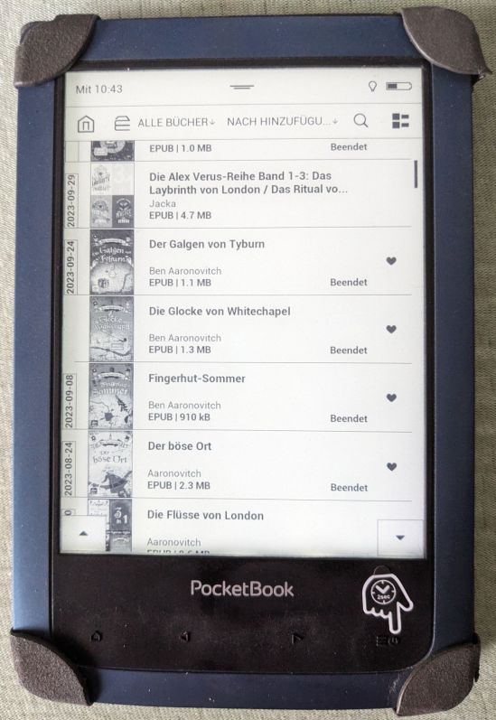 Mein ebook-Reader mit einem Teil meiner Bibliothek: Die Alex Verus-Reihe Band 1-3: Das Labyrinth von London / Das Ritual vo.. Jacka EPUB 4,7 MB Der Galgen von Tyburn Ben Aaronovitch EPUB 1,1 MB - Beendet Die Glocke von Whitechapel Ben Aaronovitch EPUB 1,3 MB - Beendet Fingerhut-Sommer Ben Aaronovitch EPUB 910kB - Beendet Der böse Ort Aaronovitch EPUB 2,3 MB - beendet Die Flüsse von London Aaronovitch PocketBook