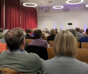 Sitzendes Publikum von hinten