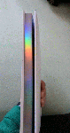 GIF einer Draufsicht auf die Seiten des geschlossenen Buches - zu sehen ist ein metalliger Regenbogenschimmer auf den Seiten.