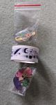 Zwei Pins mit Meerjungfrauen und ein weißes Washi Tape mit schwarzen Motiven wie einer Feder, Sternen, Mond u.v.m.