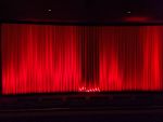 Roter angeleuchteter Vorhang im Kino