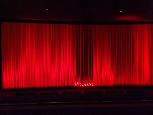 Roter angeleuchteter Vorhang im Kino