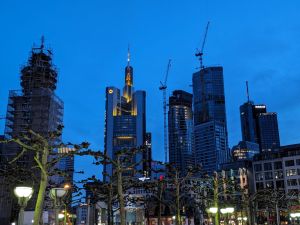 Hochhäuser von Frankfurt im Dämmerlicht von der Zeil/Hauptwache aus gesehen.