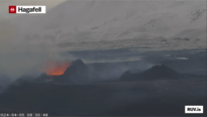 Bildschirmfoto der Eruption vom 16.03.2024 Livestream von RÚV. Unten links steht 2024-04-05 08:30:48 Oben links im Eck steht die Standortangabe der Kamera: Hagafell Zu sehen sind 2 Krater, die sich gebildet haben. Der linke ist größer und es ist der Feuerschein von Lave zu sehen und Qualm. Der rechte scheint nur zu qualmen. Unten rechts steht RUV.is