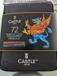 Stofftasche mit Banner darum von CASTLE ARTS 72 Premium Soft Touch COLOURED PENCILS Neben dieser Beschriftung steht ein Greif mit goldenen Flügeln und blauen Hinterteil