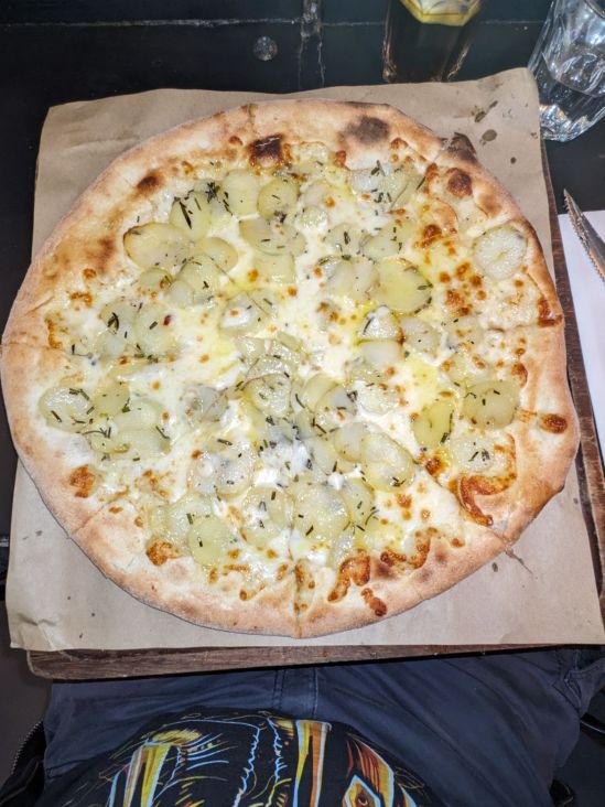 Pizza - belegt mit Kartoffeln und Mozzarella