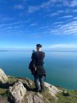 Ich von hinten mit Blick auf die Irische See vom Bray Head aus. Ich habe meinen Communicator in der Hand und mache wohl gerade ein Foto.