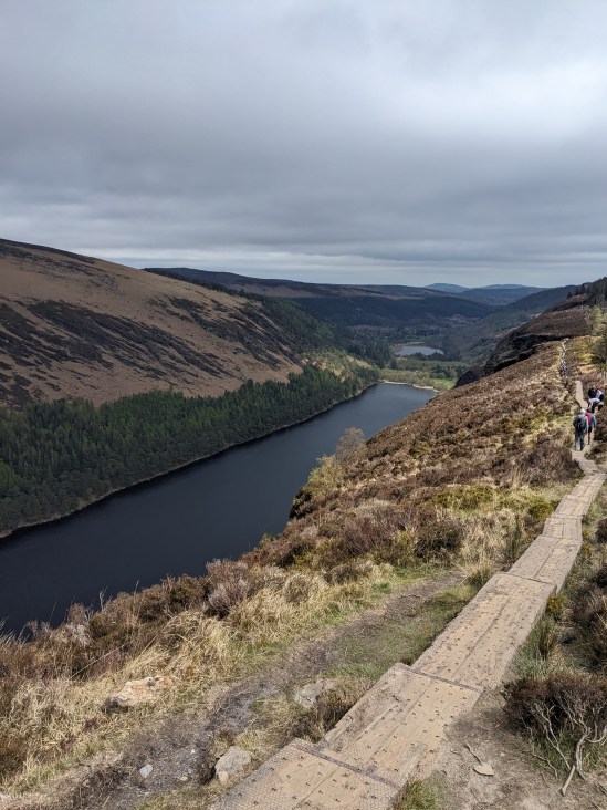 Upper und Lower Lake von Glendalough, vom Spinc-Wanderweg aus gesehen