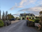 Grüne Haus von Leroys Lodge, mit unserem Mietwagen auf dem Parkplatz