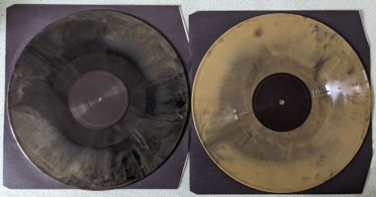 Zwei Vinyl-LPs die eine ist mehr schwarz-marmoriert, die andere mehr amber/gold-marmoriert mit schwarz