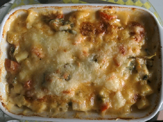 Blubbernde Auflaufform mit gebräuntem Käse über Kartoffel-Kohlrabi-Auflauf. GIF
