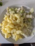 Kleingeschnittene Koartoffeln, Kohlrabi und Zwiebel