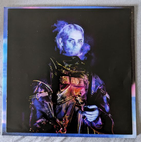 Vorderseite vom Booklet von EIVØRs ENN, das dem Album beiliegt. EIVØR in einem aufwändigen Kostüm.