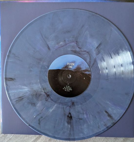 Vinyl-Platte von EIVØR - ENN die transparent, lila und weiß marmoriert ist.