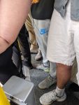 gedrängtes Stehen im Bus - lauter Beine