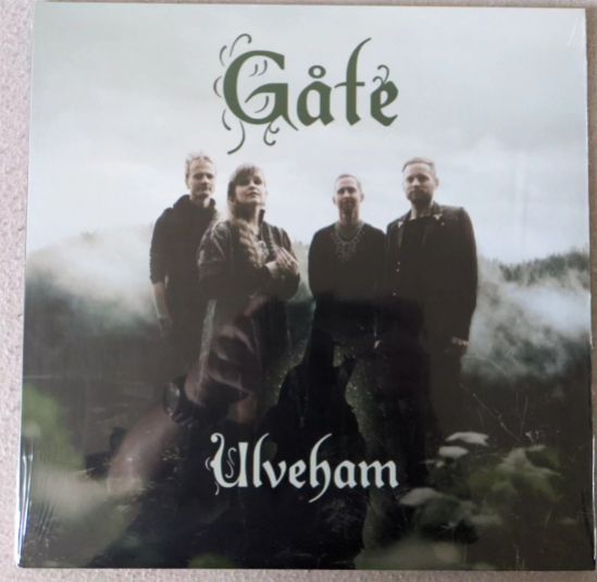 Cover des Albums Ulveham der Band Gåte. Auf dem Cover sind die vier Mitglieder der Band zu sehen.