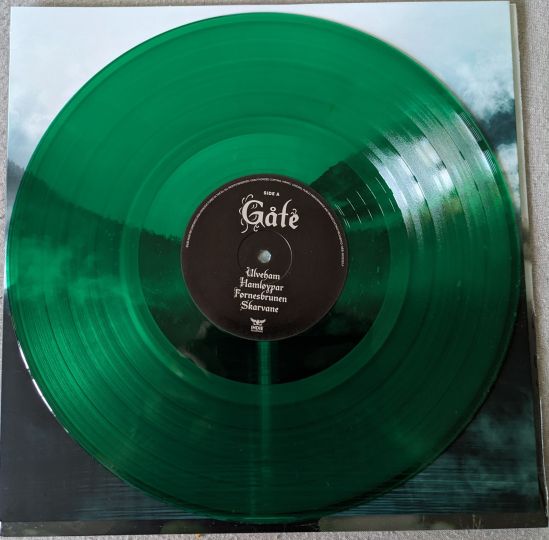Grüne leichttransparente Vinyl-Platte von Gåte. Auf Side A ist zu sehen: Ulveham Hamloypar Fornesbrunen Skarvane
