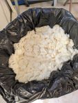Innere einer mit einem Sack verkleidete Tasche, ausgefüllt etwa zu 4/5tel mit Bauschaum. Bis zum Taschenrand sind es noch vielleicht 15-20 Zentimeter.