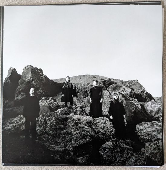 Schwarz-weißes Foto von den Künstlern der PHANTOM CARRIAGE: Auf einem Hügel aus großen Basalt-Steinen stehen die Ladies von KÆLAN MIKLA und BARDI JOHANNSSON