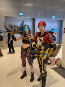 Zwei Cosplayerinnen bei der Connichi in Wiesbaden: Jinx mit ihrer Haifisch-Kanone und Vi mit ihrem Atlas-Handschuh von Arcane.