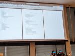 Blick auf das Panel/den Workshop "Schreibworkshop - Geheimnisse der Magie" Auf einer großen Leinwand über den beiden anleitenden Damen stehen gesammelte Begriffe zum Thema Magie, Magiearten, wofür Magie verwendet werden kann und noch ein bisschen mehr zum Thema Magie.