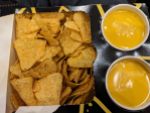 Nachos und zwei Schalen mit Käsesoße