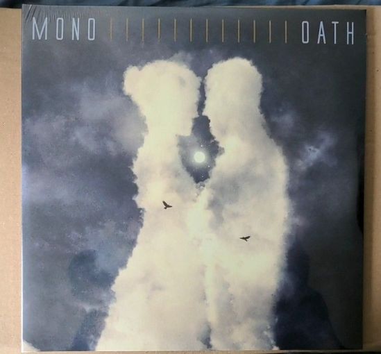 Cover des Albums OATH von der Gruppe MONO Zwei Wolkensilhouetten (eine Frau mit Dutt und ein Mann) umhüllen die Sonne.