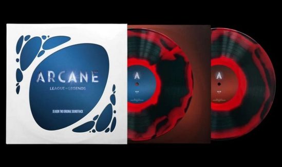 ARCANE League of Legends Season Two-Cover Das Cover ist weiß, mit blauen Flecken. In dem Fleck in der Mitte steht der Titel. Außerdem zwei Vinyl-Platten im rot-schwarzem-Design
