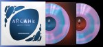 Das Cover ist weiß, mit blauen Flecken. In dem Fleck in der Mitte steht der Titel. Außerdem zwei Vinyl-Platten im blau-lila-Design