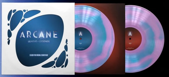 Das Cover ist weiß, mit blauen Flecken. In dem Fleck in der Mitte steht der Titel. Außerdem zwei Vinyl-Platten im blau-lila-Design