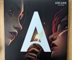 Cover des Arcane-Soundtracks von Season 1. Ein großes A im Bildmittelpunkt, links davon das Gesicht von Jinx, die ein Feuerzeug hält und zu Vis Gesicht rechts herunterschaut