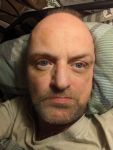 Selfie im Bett, inzwischen wieder mit Bart, ohne Brille