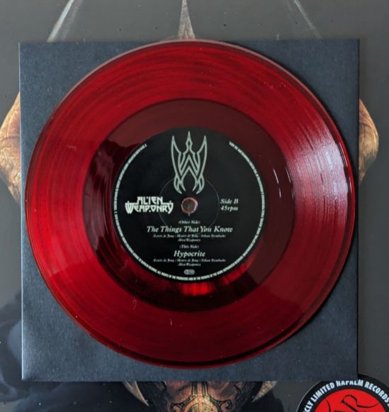 Single von der Band Alien Weaponry "The Things That You Know" und "Hypocrite" Das Vinyl ist transparentes rot.