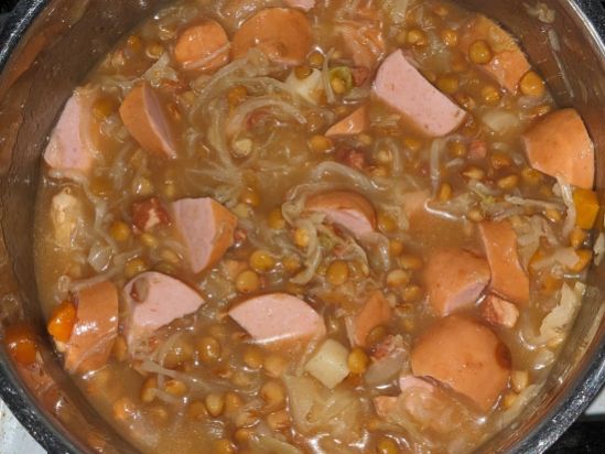 Linseneintopf mit Bockwürstchen und Sauerkraut