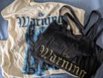 T-Shirt und Tasche von The Warning
