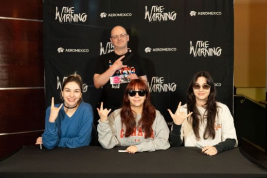 Foto vom Meet and Greet Ich hinter Dany (links), Pau (Mitte) und Ale (rechts)