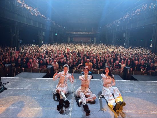Abschlussfoto der Band nach dem Konzert, ins Publikum hinein. Dany, Pau und Ale sitzen auf dem Boden und dahinter reckt die ganze Halle die Hände in die Höhe - und ich sehe mich fast ganz rechts am Rand in der ersten Reihe. :oD