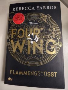 Cover des Buches FOURTH WING der Serie FLAMMENGEKÜSST von REBECCA YARROS mit einem roten Aufkleber "Mit Bonuskapiteln" von dtv - Softcover