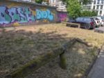 Niedergemähte Ecke vor Parkplatz